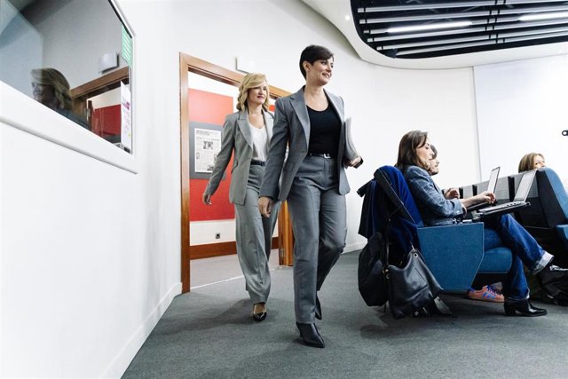 La ministra de Educación y Formación Profesional en funciones, Pilar Alegría , y la ministra de Política Territorial y portavoz del Gobierno en funciones, Isabel Rodríguez, a su llegada a una rueda de prensa posterior a la reunión del Consejo de Ministros