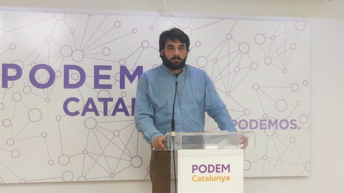 Archivo - El portavoz de Podem Catalunya, Lucas Ferro, en rueda de prensa.