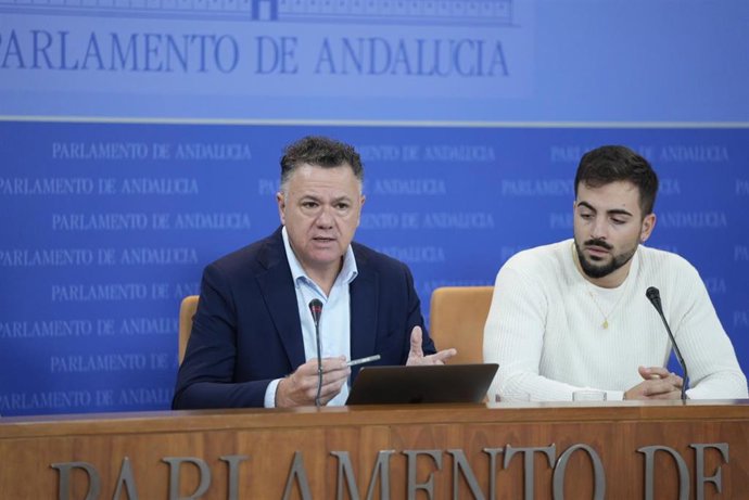 El portavoz adjunto de Por Andalucía, Juan Antonio Delgado, y el diputado José Manuel Gómez Jurado, este martes en rueda de prensa.