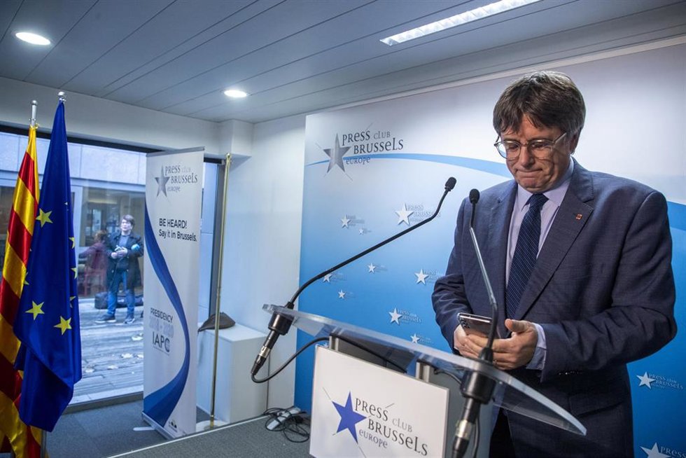 El expresidente de la Generalitat y eurodiputado de Junts, Carles Puigdemont, comparece en una rueda de prensa en Bruselas