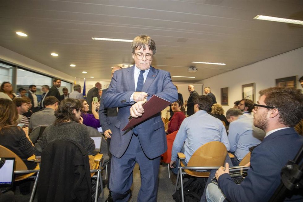 El expresidente de la Generalitat y eurodiputado de Junts, Carles Puigdemont, a su llegada para comparecer en una rueda de prensa para explicar los detalles del acuerdo de investidura con el PSOE, en el Parlamento Europeo, a 9 de noviembre de 2023, en B
