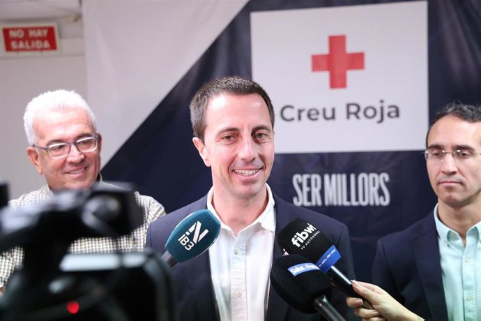 El presidente del Consell de Mallorca, Lloren Galmés, en declaraciones a los medios en su visita a Cruz Roja Baleares.