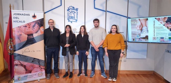 La diputada de Cooperación a Municipios, Myriam Martín (segunda por la izq), y la alcaldesa de la Zarza, Silvia Domínguez, durante la presentación de las Jornadas de Exaltación del Níscalo 2023 de La Zarza (Valladolid)