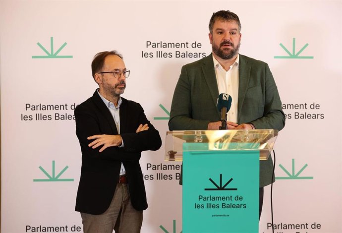 Los portavoces parlamentarios de Més per Menorca, Josep Castells, y MÉS per Mallorca, Lluís Apesteguia, durante una rueda de prensa.