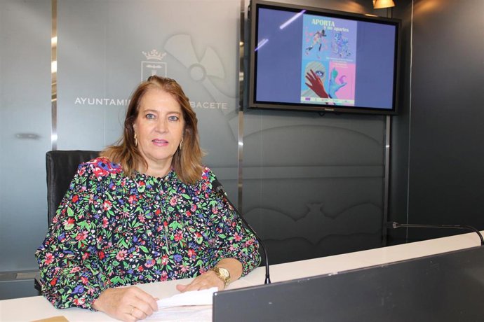 La concejala de Asuntos Sociales, Llanos Navarro, en rueda de prensa.