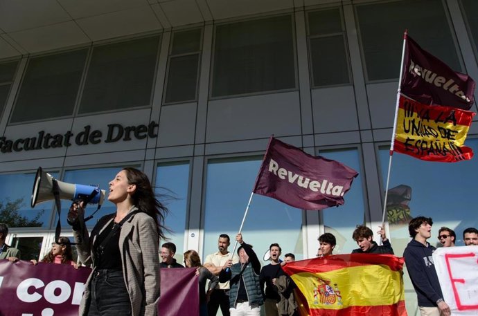 Concentración contra la aministía ante la Facultad de Derecho de la UB en Barcelona