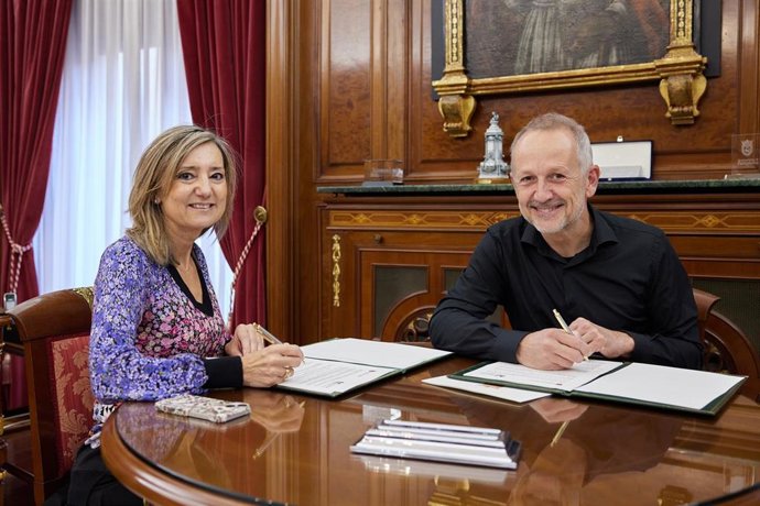 Firma de convenio con la Mancomunidad de la Comarca de Pamplona sobre depósito de aguas en la Txantrea.