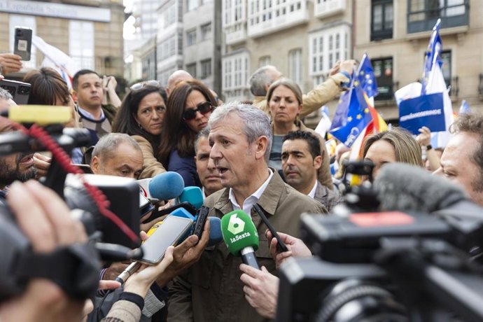 El presidente de la Xunta de Galicia, Alfonso Rueda, atiende a los medios de comunicación durante una manifestación contra la amnistía, a 12 de noviembre de 2023, en Pontevedra