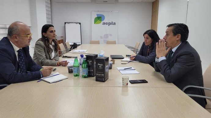 La consejera Sara Rubira durante el encuentro de trabajo con responsables de la Asociación Empresarial para la Protección de las Plantas