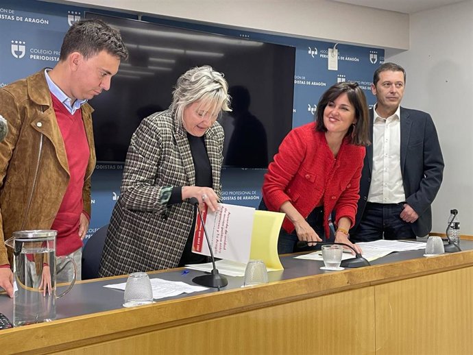 Elena Allué (Aragoneses) y Natalia Lascorz (Tu Aragón) han firmado el documento.