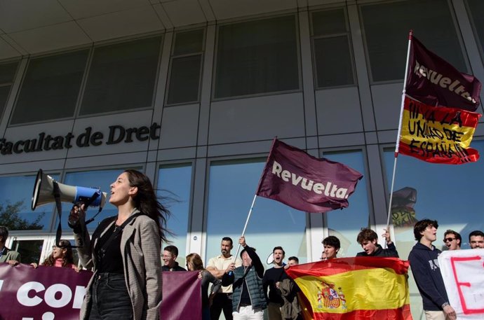 Concentració contra l'amnistia davant la Facultat de Dret de la UB a Barcelona