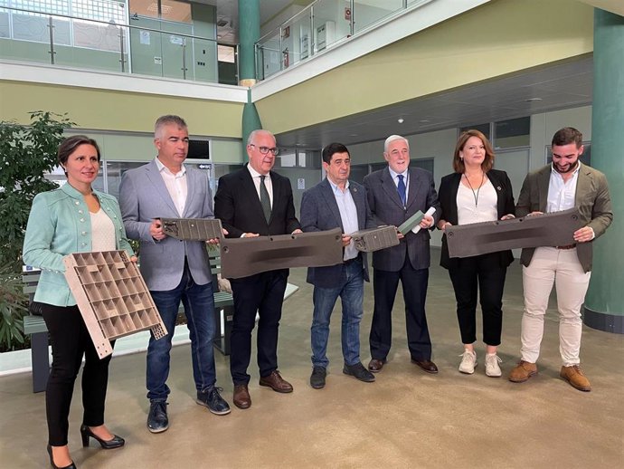 Autoridades que han asistido al Workshop final del proyecto europeo LIFE CompOlive muestran las piezas desarrolladas