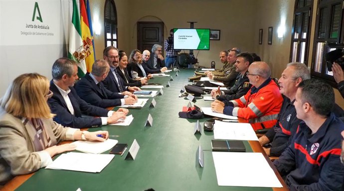El delegado del Gobierno andaluz en Córdoba, Adolfo Molina, preside la reunión del Comité Asesor del Plan Infoca para hacer balance.