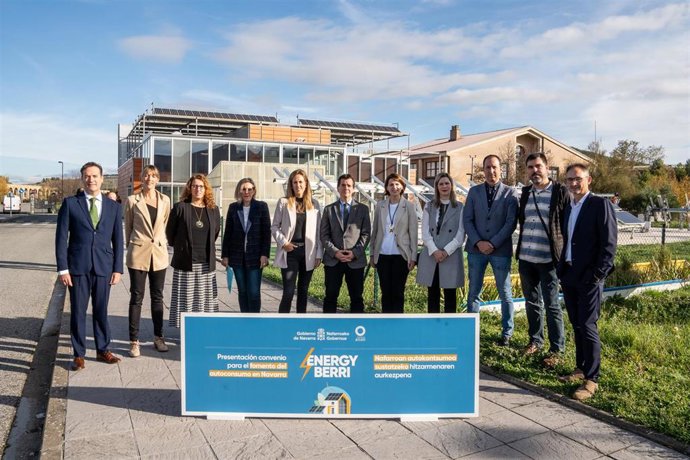 El consejero Irujo junto a los representantes de las entidades que han firmado el convenio para el fomento del autoconsumo en Navarra.