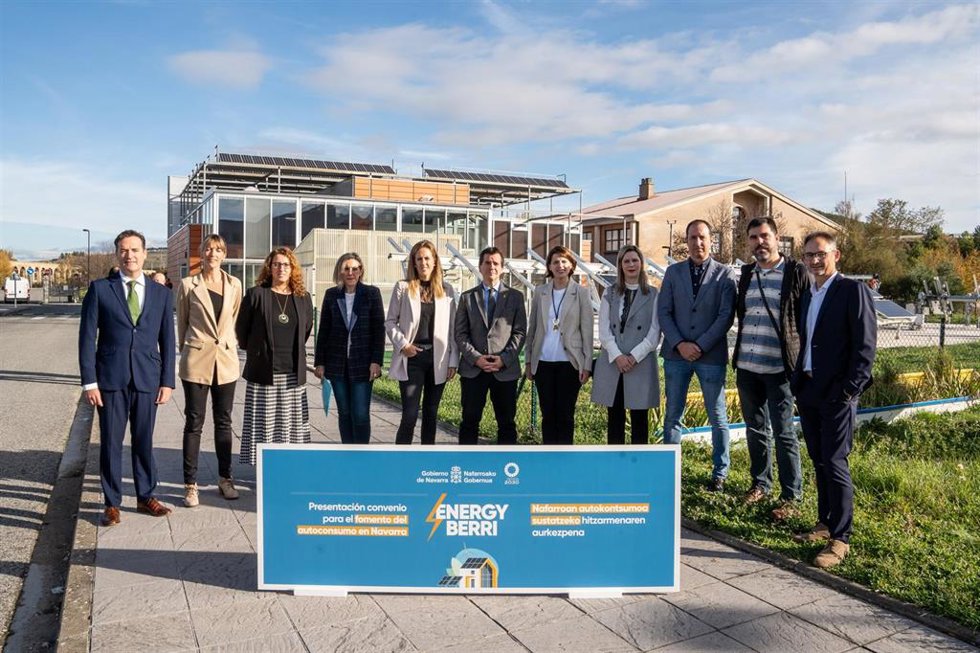 El consejero Irujo junto a los representantes de las entidades que han firmado el convenio para el fomento del autoconsumo en Navarra.