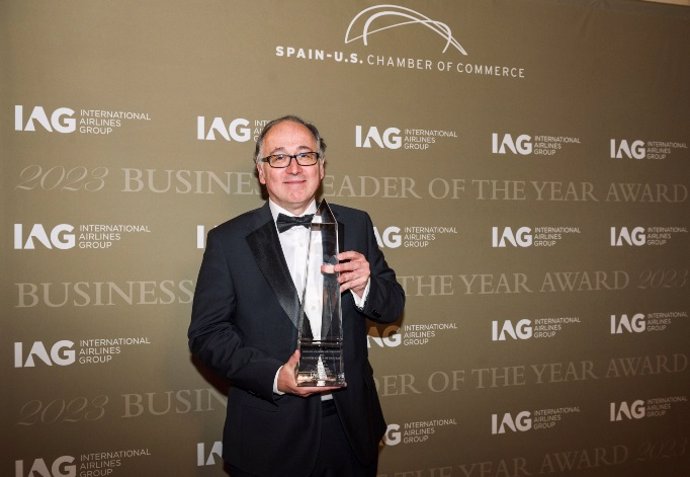 El consejero delegado de IAG, Luis Gallego, recibe el premio 'Líder Empresarial del Año' en Nueva York por su trayectoria en la compañía.