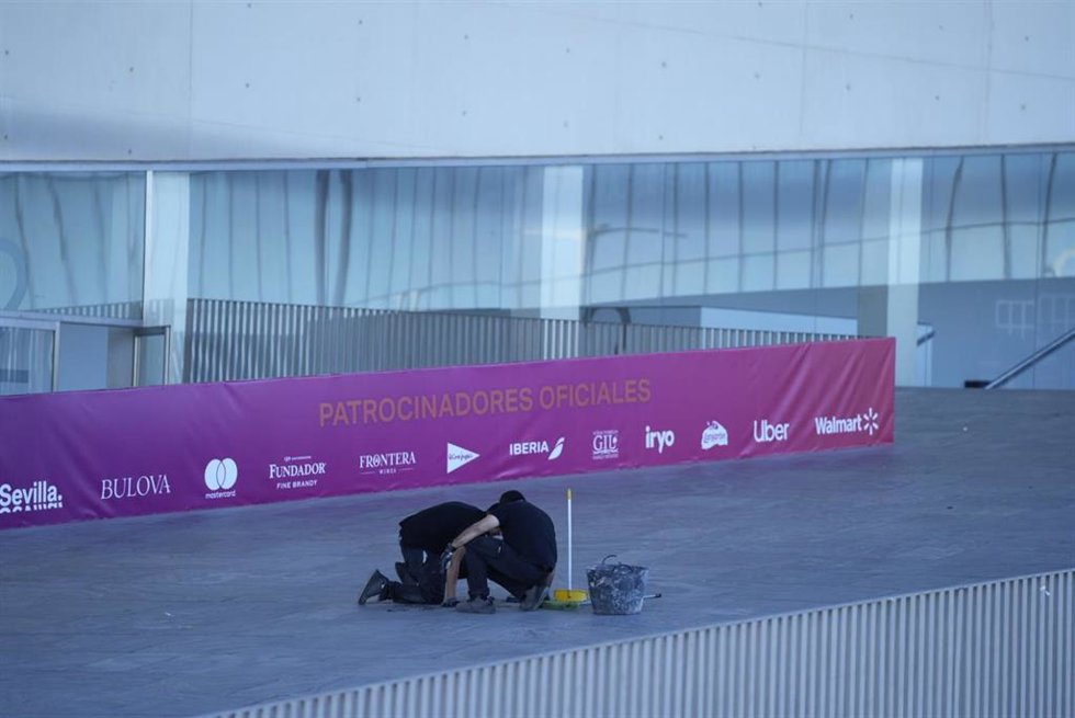 Preparativos de última hora en Fibes, en Sevilla, con motivo de la gala de los Grammy.