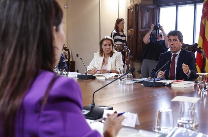 El 'president' de la Generalitat, Carlos Mazón (1d), preside un pleno del Consell junto a la vicepresidenta Susana Camarero