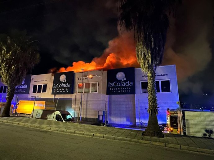Más de cinco horas y 12.000 litros de agua para apagar un incendio en una lavandería de San Roque