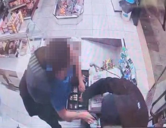Imágenes del robo cometido con violencia en un comercio de Gran Tarajal, en Fuerteventura