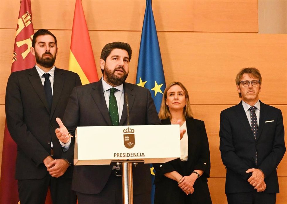 El presidente del Gobierno murciano, Fernando López Miras, durante la lectura de la declaración institucional