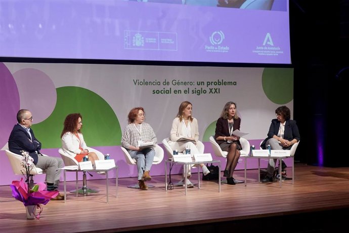 El Congreso Internacional para el Estudio de la Violencia Contra las Mujeres, en el que participan un millar de profesionales y una treintena de ponentes, ha celebrado este martes una mesa de debate sobre violencia de género y discapacidad.