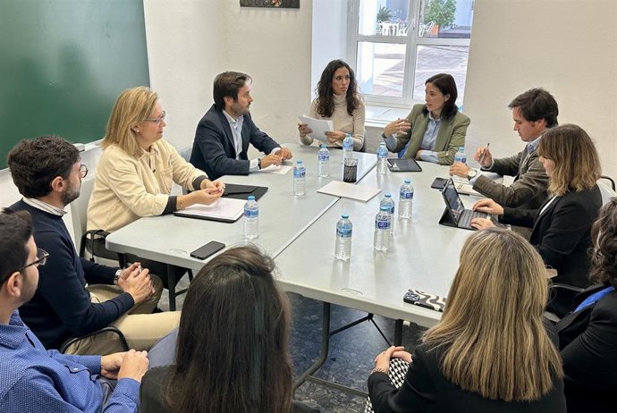 Cristina Casanueva (al fondo) interviene durante el encuentro con AJE Córdoba.