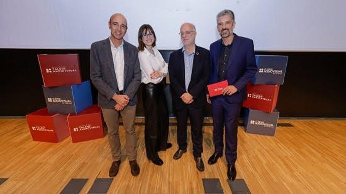 De izquierda a derecha, el presidente del Clúster Audiovisual de Catalunya, Miquel Rutllant, la directora de Inovación, Investigación y Estrategia Digital de 3Cat, Cristina Vill, el consejero de 3Cat, Lluís Garriga, y el periodista Toni Cruanyes