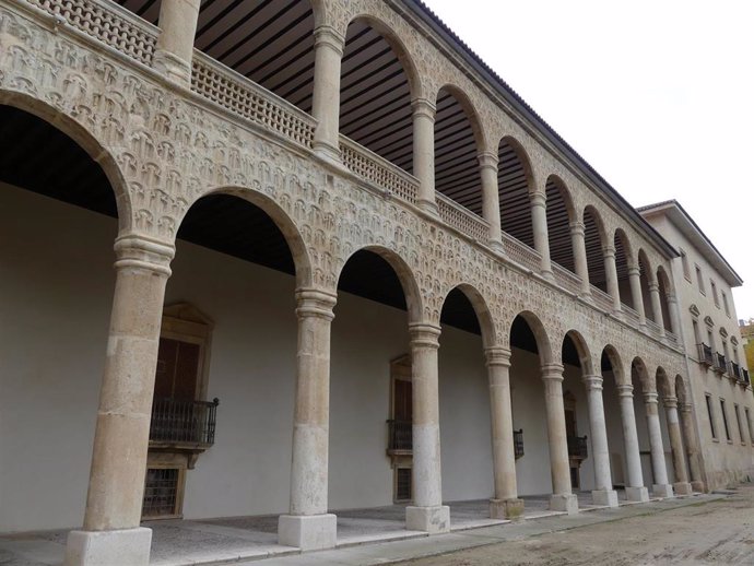 La rehabilitación de la Galería de Poniente del palacio del Infantado recupera el forjado original de madera.