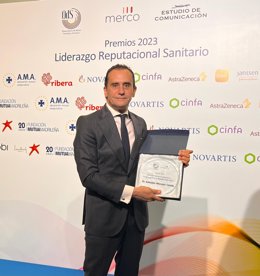 El doctor Salvador Morales Conde, con el reconocimiento de los Premios Liderazgo Reputacional Sanitario 2023.