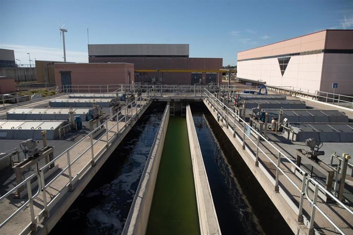 Vista de la Estación depuradora de agua residua (EDAR) y Estación de regeneración de agua (ERA) de Aigües de Barcelona en El Prat de Llobregat (Barcelona).