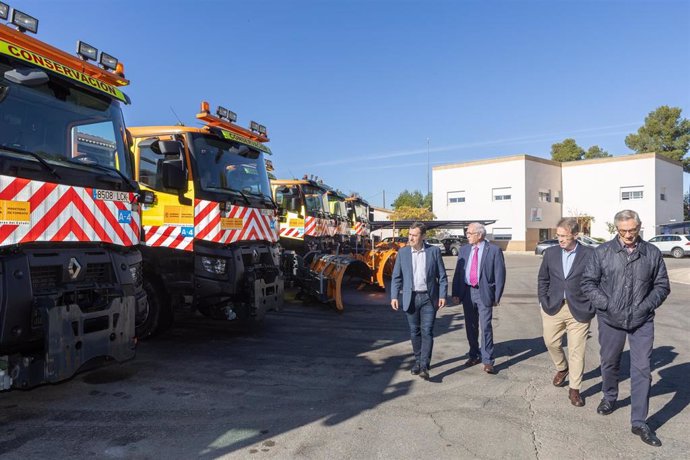 El delegado del Gobierno en Castilla-La Mancha, Francisco Tierraseca, ha visitado el Centro de Conservación de Carreteras de Manzanares (Ciudad Real).