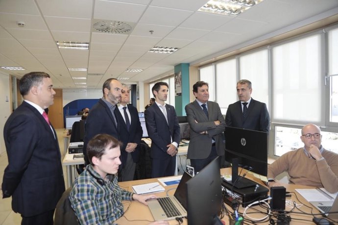 Carriedo da por hecho que habrá que prorrogar los presupuestos ante la inconcreción de datos por parte del Gobierno. Carriedo, durante su visita a Tresca en León.