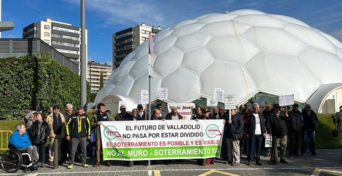 Representantes de la Plataforma por el Soterramiento en Valladolid concentrados frente a la Delegación del Gobierno.