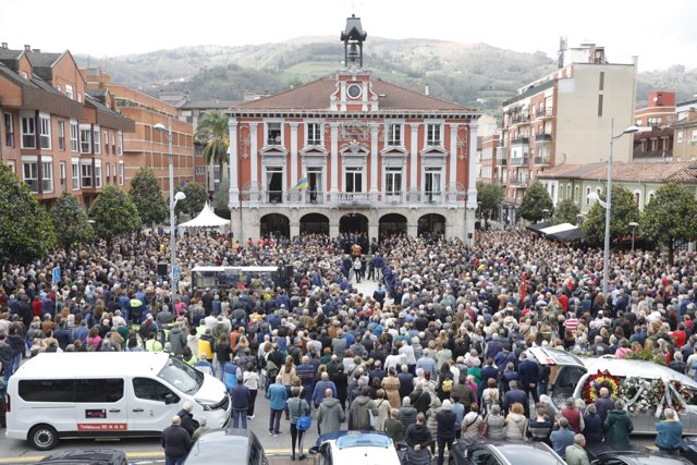 Multitudinaria despedida al alcalde de Mieres, Aníbal Vázquez.
