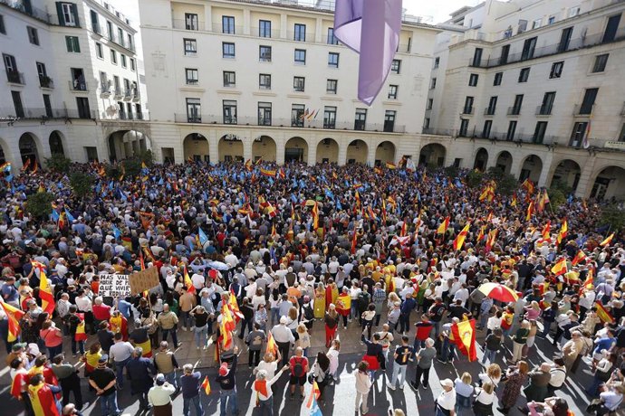 Miles de manifestantes durante una concentración contra la amnistía, a 12 de noviembre de 2023, en Alicante.
