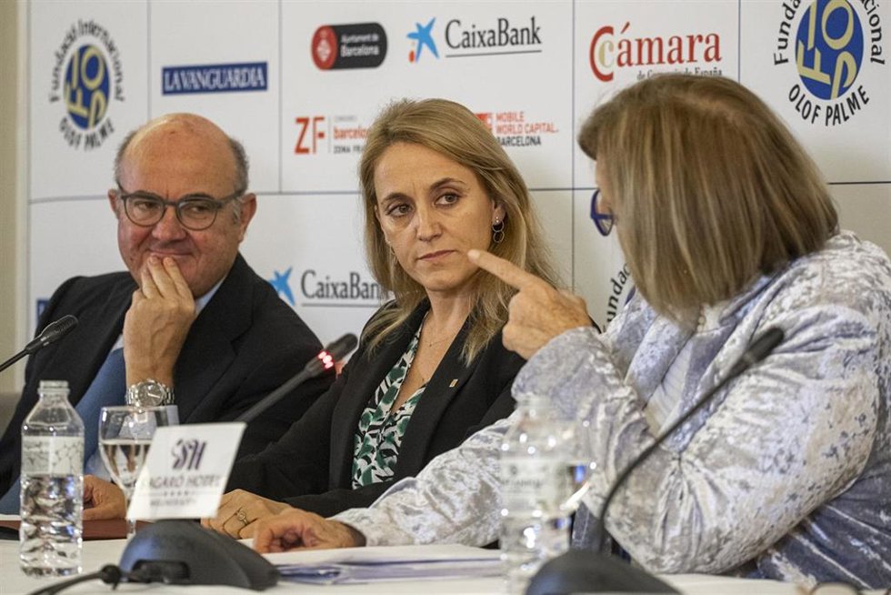 Archivo - El vicepresidente del Banco Central Europeo, Luis de Guindos; la consellera de Economía y Hacienda, Natlia Mas, y la presidenta de la Fundación Internacional Olof Palme (FIOP), Anna Batllebó, durante el encuentro del año pasado