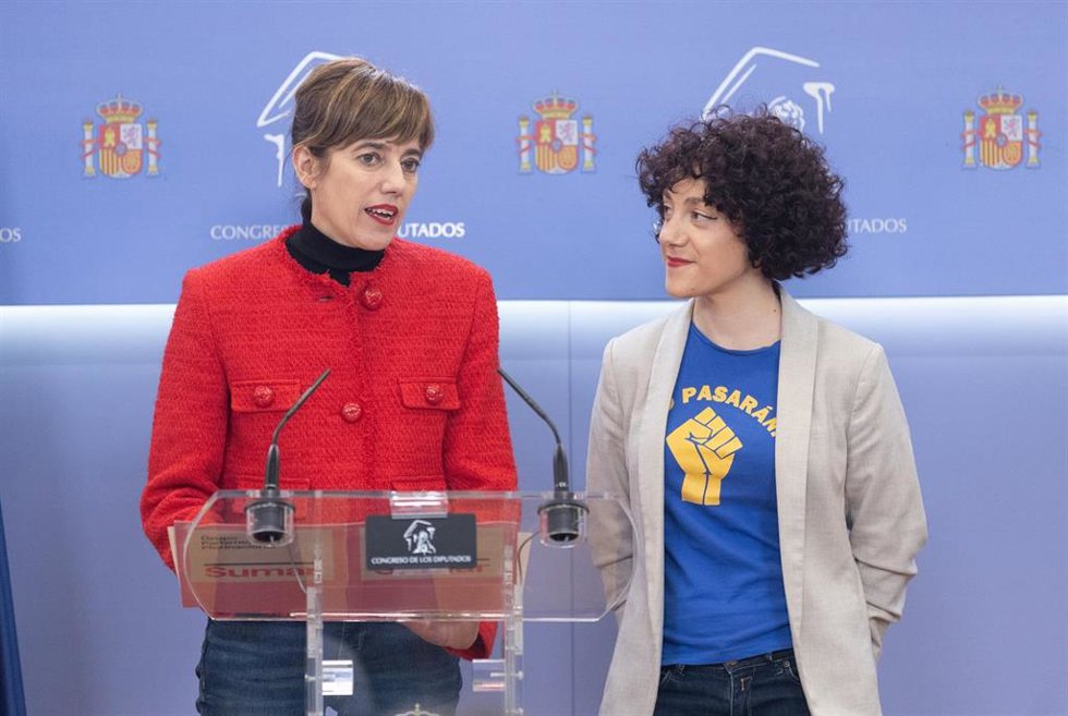 La portavoz de Sumar en el Congreso, Marta Lois (i) y la diputada de Sumar, Aina Vidal (d), durante una rueda de prensa previa a la celebración de la Junta de Portavoces en el Congreso de los Diputados, a 14 de noviembre de 2023, en Madrid (España).