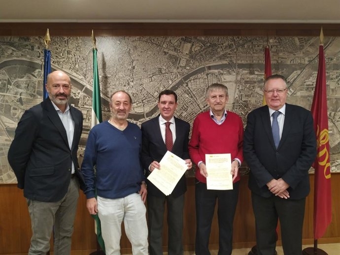 Foto de familia tras la firma en la Gerencia de Urbanismo de Sevilla de la cesión gratuita temporal del compás de San Jacinto y la conservación municipal del ficus.