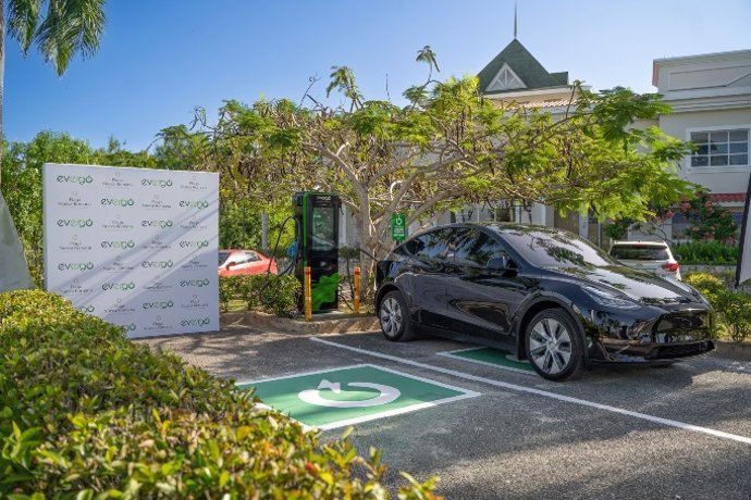 Grupo Piñero se alía con Evergo para instalar una nueva estación de recarga en el residencial Playa Nueva Romana, en República Dominicana.