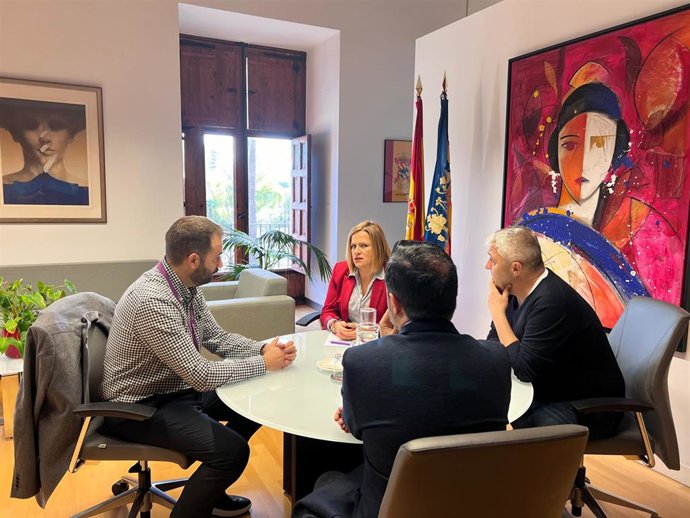 La delegada del Gobierno, Pilar Berbabé, se ha reunido este martes con el presidente de la Unió de Periodistes Valencians, Vicent Marco, y el vicepresidente, José Luis Obrador,