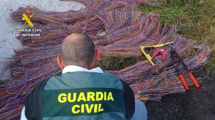 Un agente de la Guardia Civil ante cableado robado