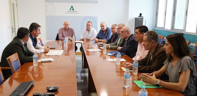 Archivo - Imagen de la reunión de las organizaciones agrarias de Huelva con la Junta.