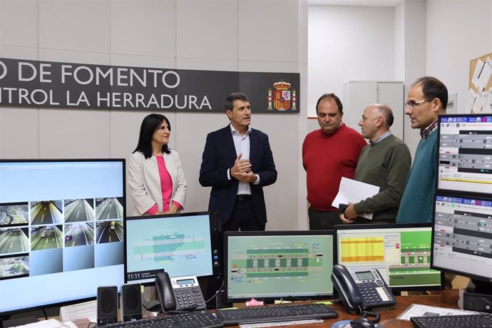 El delegado del Gobierno en Andalucía, Pedro Fernández, visita el centro de control de túneles de la Herradura (Granada).