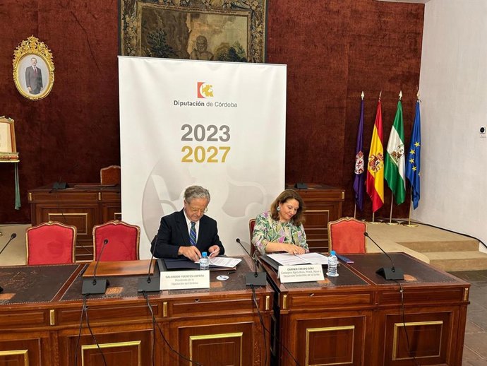 Salvador Fuentes y Carmen Crespo en la firma del protocolo que permite ahora la intervención en la ETAP de Sierra Boyera.