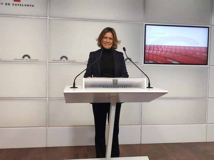 La diputada de Vox en el Parlament María Elisa García en rueda de prensa en la Cámara catalana