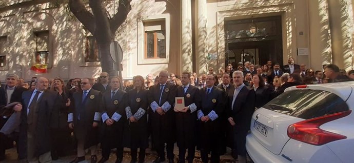 Concentración delante de la Audiencia de Jaén