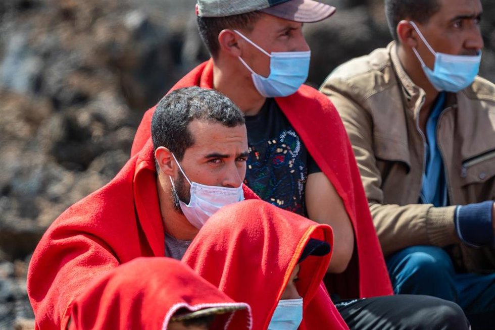 Archivo - Migrantes descansan en una zona cercana a los Jameos del Agua en la isla de Lanzarote tras ser rescatada su patera a 14 de septiembre de 2021. La patera, la quinta en lo que va de jornada, ha sido localizada este martes al mediodía en el norte