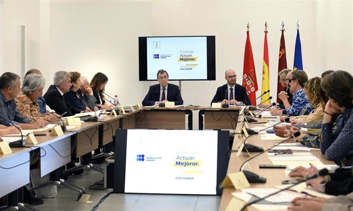 El alcalde de Murcia, José Ballesta, presenta el Plan de Gestión de la Movilidad Urbana a representantes de la sociedad civil