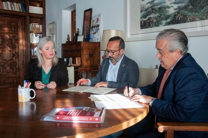 El presidente de la diputación cacereña, Miguel Ángel Morales, el decano del Colegio Notarial, Ignacio Ferrer, y la diputada del Organismo Autónomo de Recaudación y Gestión Tributaria (OARGT), María Toscano, en la firma de un convenio.
